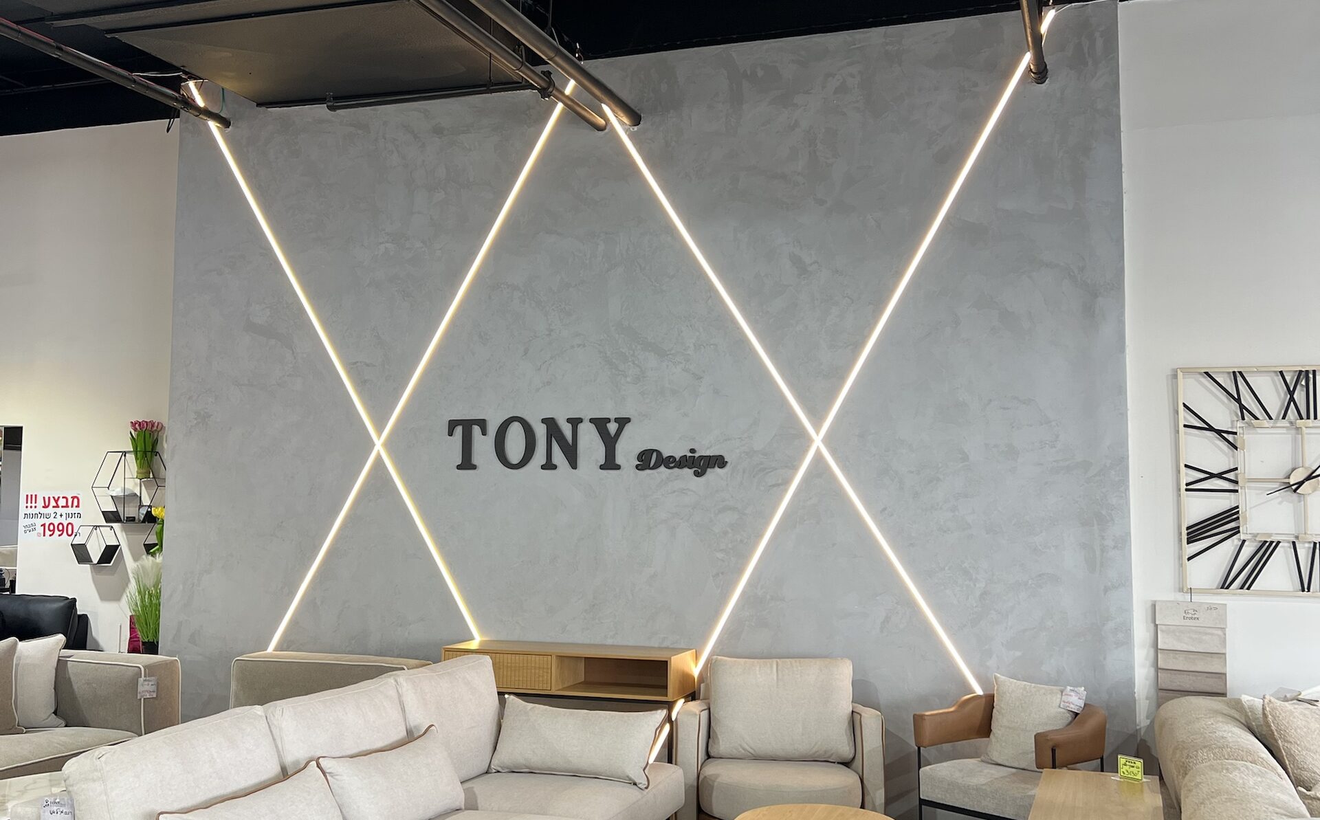 אולם התצוגה של Tony Design עם קיר הבטון ופסי האור